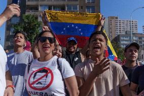 Venezuelans in Chile celebrate the capture of Nicolas Maduro by